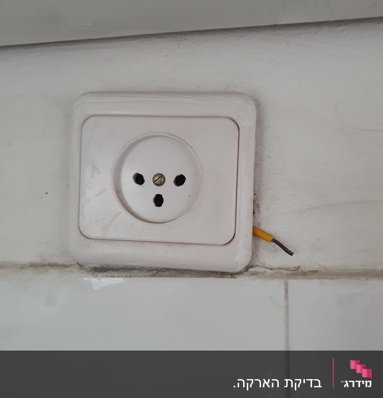 שקע חשמל עם חוט חשוף בצד ימין